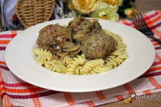 Тефтели с гречкой в сметанно-грибном соусе