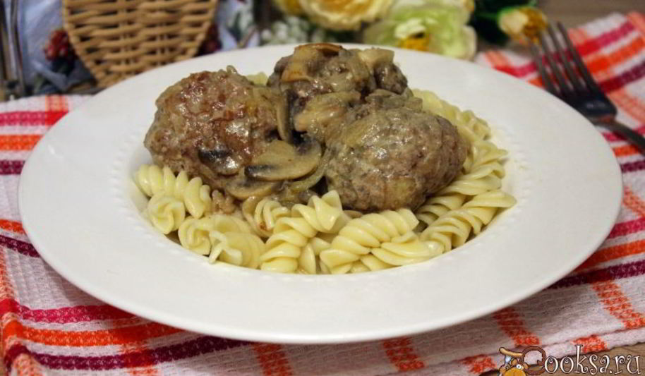 Рецепт тефтелей с гречкой в сметанно-грибном соусе