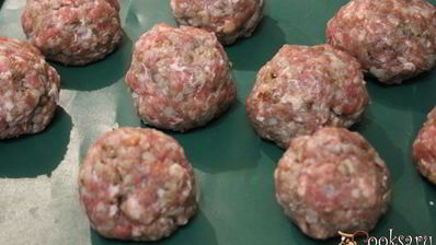 тефтели с гречкой в сметанно-грибном соусе