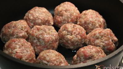 тефтели с гречкой в сметанно-грибном соусе