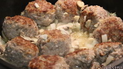 тефтели с гречкой в сметанно-грибном соусе