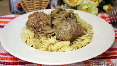 тефтели с гречкой в сметанно-грибном соусе