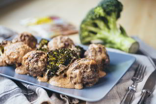 Тефтели с грецкими орехами в соусе