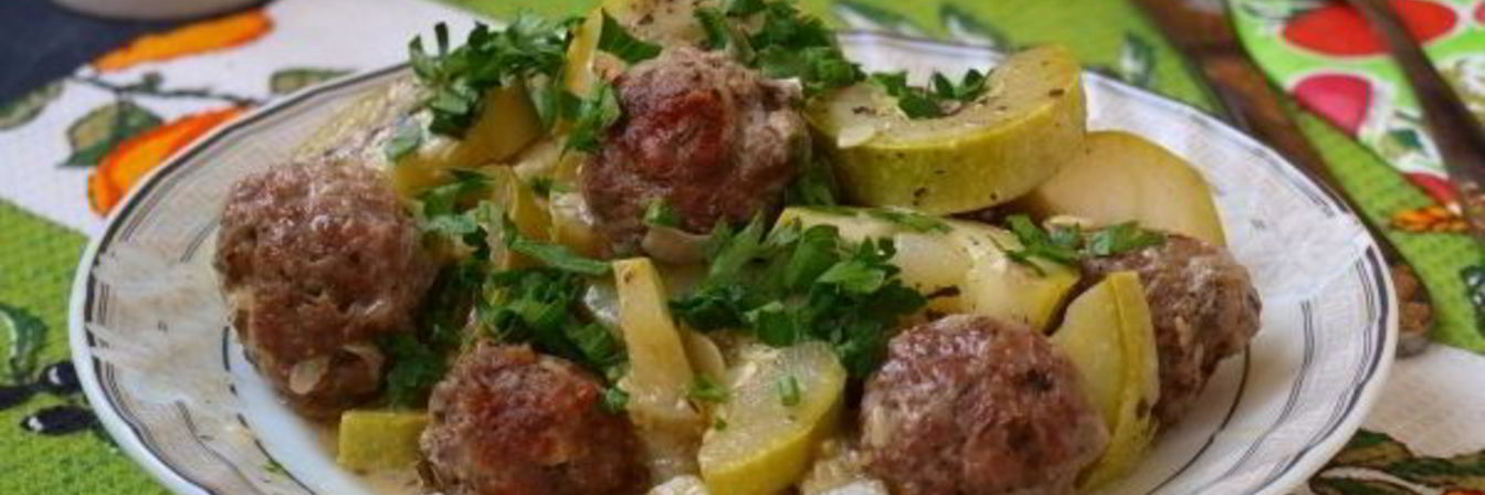 Тефтели с кабачками в сковороде
