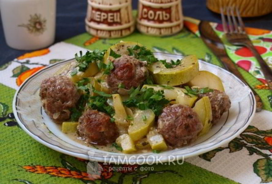 Тефтели с кабачками в сковороде