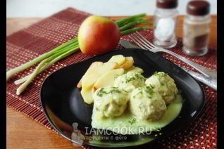 Тефтели с яблоками в сметанном соусе