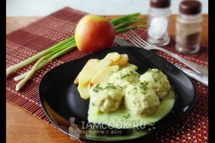 Тефтели с яблоками в сметанном соусе