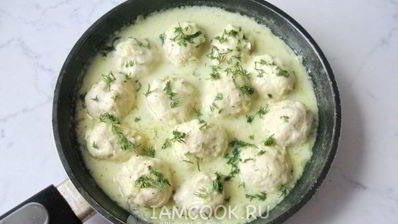 тефтели с яблоками в сметанном соусе