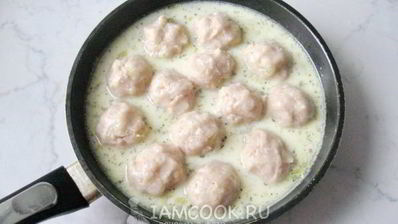 тефтели с яблоками в сметанном соусе