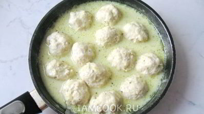 тефтели с яблоками в сметанном соусе