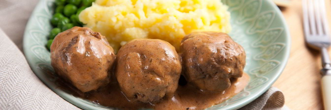 Тефтели с яйцом в сливочно-томатном соусе