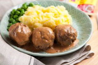 Тефтели с яйцом в сливочно-томатном соусе