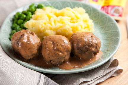 Тефтели с яйцом в сливочно-томатном соусе