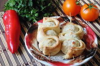 Тефтели со слоеным тестом на шпажках