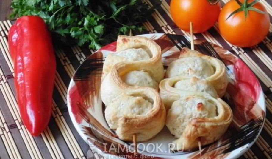 Рецепт тефтелей со слоеным тестом на шпажках