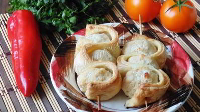 тефтели со слоеным тестом на шпажках