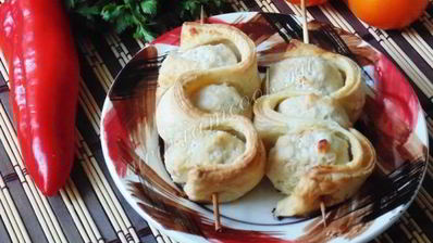 тефтели со слоеным тестом на шпажках