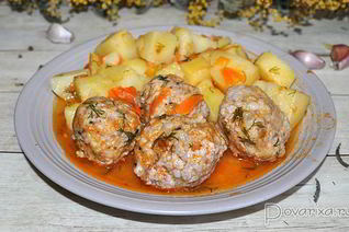 Тефтели, тушенные с картофелем