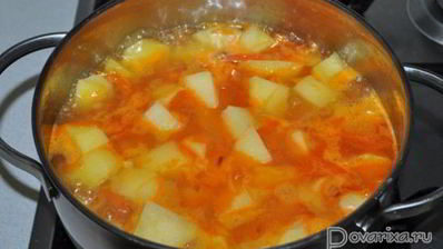 тефтели, тушенные с картофелем