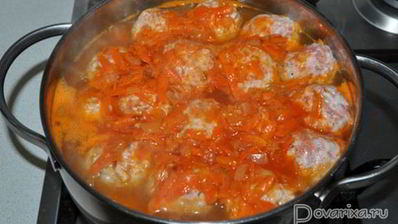 тефтели, тушенные с картофелем