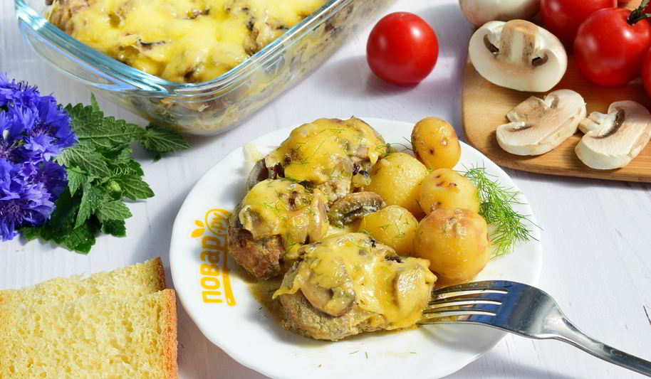 Рецепт тефтелей в грибном соусе под сыром