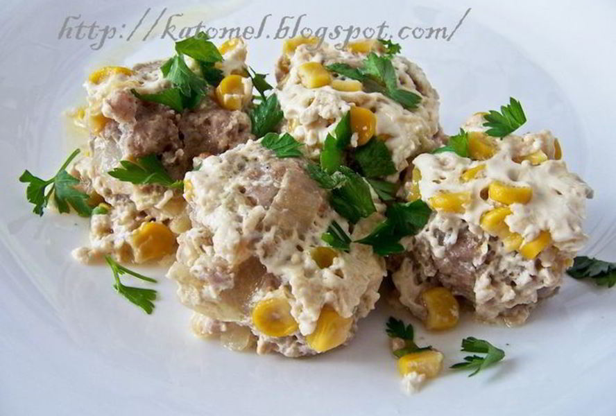 Тефтели в сливочном соусе с кукурузой