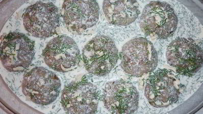 тефтельки из курицы и гречки в соусе