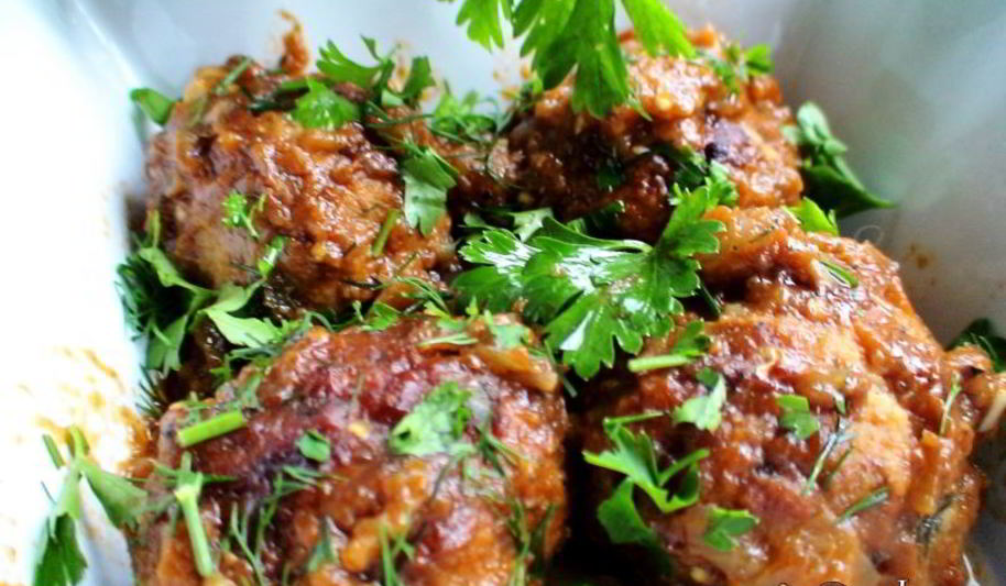 Рецепт тефтелек, запеченных в баклажанном соусе