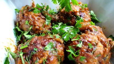 тефтельки, запеченные в баклажанном соусе