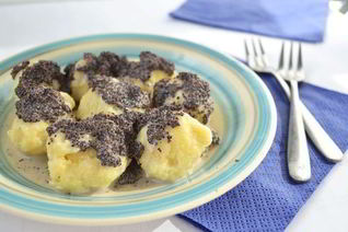 Творожные клецки с маковым соусом