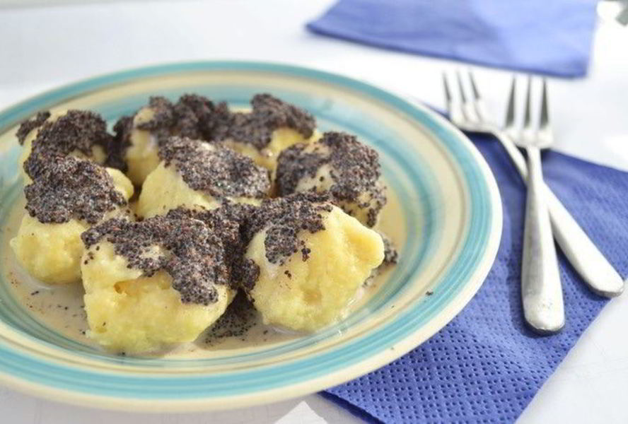 Творожные клецки с маковым соусом