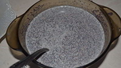 творожные клецки с маковым соусом