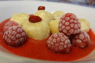 Ленивые вареники с ягодным соусом Кули