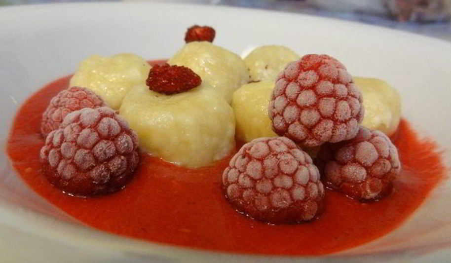 Рецепт ленивых вареников с ягодным соусом кули