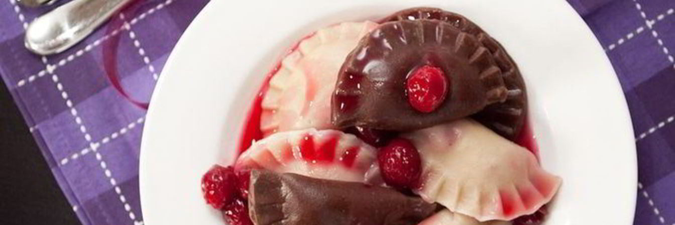 Постные вареники с вишней, шоколадом и вишневым соусом