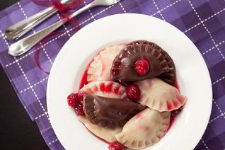 Постные вареники с вишней, шоколадом и вишневым соусом