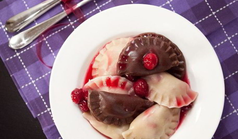 Рецепт постных вареников с вишней, шоколадом и вишневым соусом