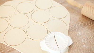 постные вареники с вишней, шоколадом и вишневым соусом