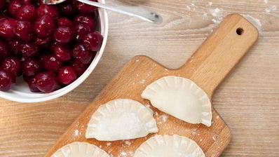 постные вареники с вишней, шоколадом и вишневым соусом