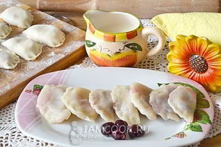 Творожные вареники с вишней