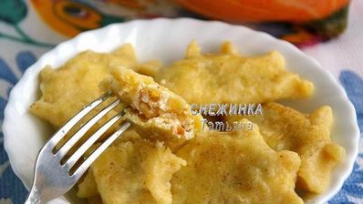 вареники из картофельно-тыквенного теста с начинкой из рикотты и вишни