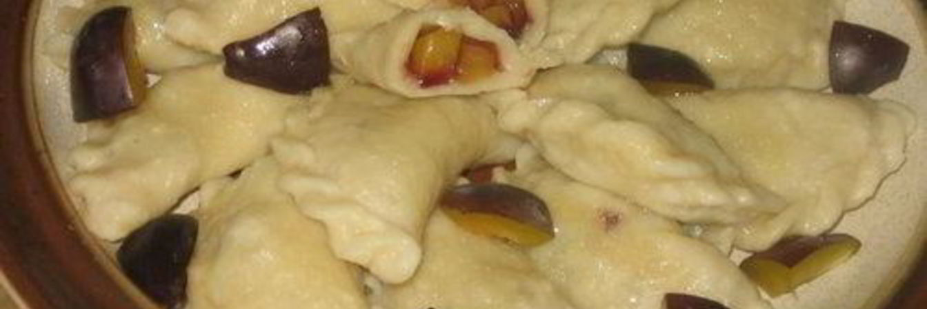 Вареники из творожного теста со сливами
