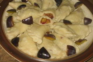 Вареники из творожного теста со сливами