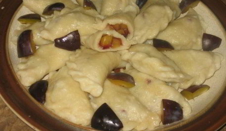 Рецепт вареников из творожного теста со сливами