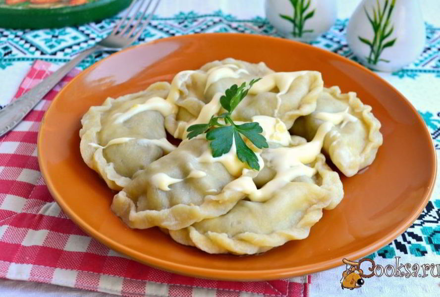 Вареники из яичного теста с курицей и баклажанами