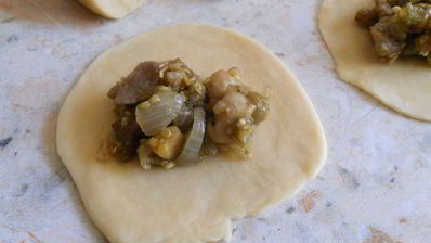 вареники из яичного теста с курицей и баклажанами