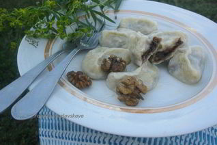 Вареники с черносливом, грецкими орехами и медом