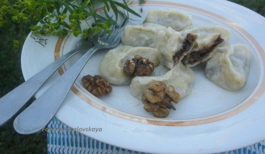 Рецепт вареников с черносливом, грецкими орехами и медом