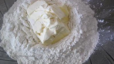 вареники с черносливом, грецкими орехами и медом