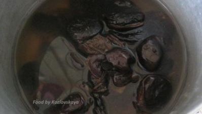 вареники с черносливом, грецкими орехами и медом